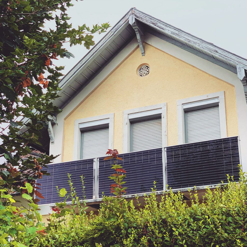 Steckersolargerät an einem Balkon